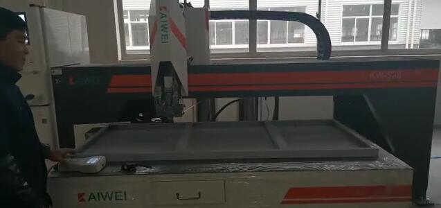 浙江杭州客戶空壓機蓋板密封點膠發(fā)泡機發(fā)貨